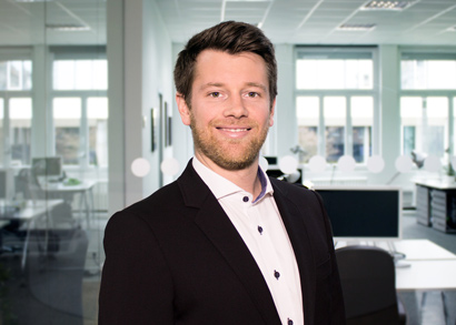 Felix Schuhmann : Felix ist Consultant und seit 2019 bei spot.consulting. Er ist Experte für die Development & Training, sowie Onboarding mit Schwerpunkt für agiles & hybrides Projektmanagement sowie digitaler Lernkonzepte. Felix hat Betriebswirtschaftslehre studiert und war zuvor im Bereich Monitoring Software für Datacenter bei speedikon FM tätig. Bei seiner Arbeit legt er besonderen Wert auf eine effiziente und methodische Arbeitsweise und ist leidenschaftlicher Verfechter von agilen Methoden. Tahmim Naim, Experte für Themen Planning und Analytics