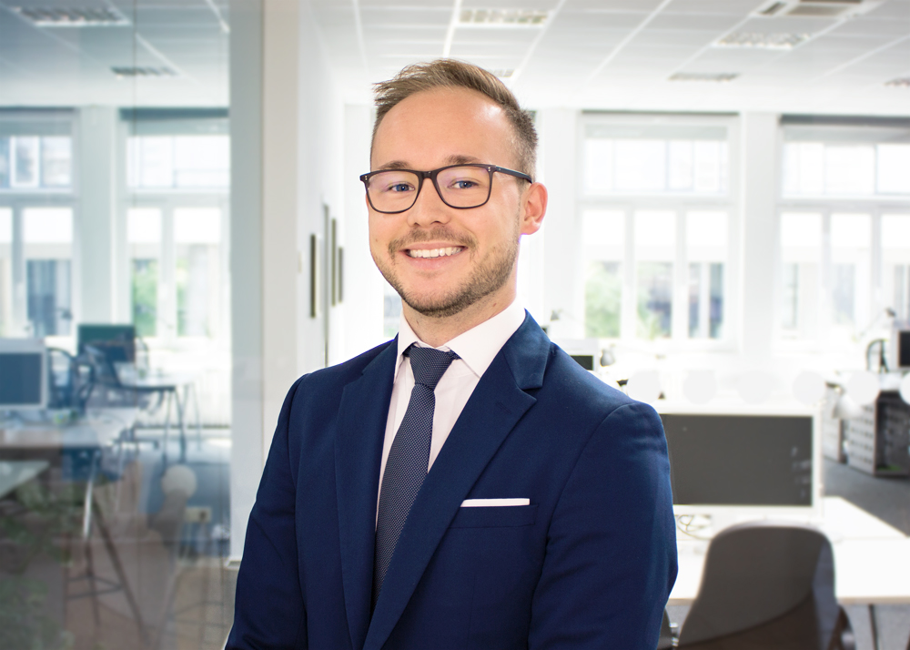 David Pohl : Unser Senior Consultant David verstärkt seit 2019 unser Team bei spot.consulting. Seine Expertisen liegen bei den Themen Projektmanagement, Anforderungsmanagement, Operative Beratung, IT Projektmanagement, Entwicklungskoordination und Testmanagement. Er ist ein SIPE zertifizierter Berater und ist in den Branchen IT-Beratung, Luftfahrt, Banken und Dienstleistungen tätig. David hat Technologie & Management studiert. Ihm sind Kommunikation, Verbindlichkeit und ein vertrautes Miteinander bei seinen Tätigkeiten sehr wichtig. Daniel Hemmerich, Experte für HR Strategy und Governance, Development und Training